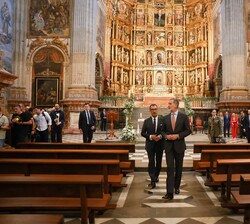 Su Majestad el Rey tras la ofrenda floral
