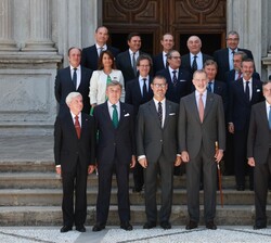Su Majestad el Rey junto a miembros de las juntas del gobierno de las Reales Maestranzas de Caballerías