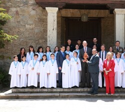Su Majestad el Rey junto a un grupo de niños de la escolanía de Guadalix