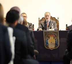 Su Majestad el Rey pronuncia unas palabras durante la reunión