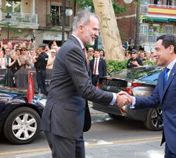 Su Majestad el Rey recibe el saludo del presidente de la Junta de Andalucía, Juan Manuel Moreno