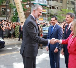 Su Majestad el Rey recibe el saludo de la alcaldesa de Granada, Marifrán Carazo