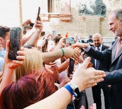 Don Felipe recibe el saludo del público a su llegada a la Basílica de la Virgen de las Angustias