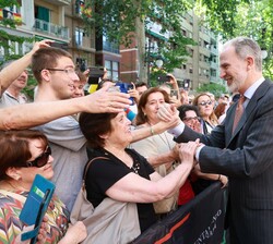 El público saluda a Su Majestad el Rey a su llegada