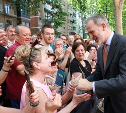 Don Felipe recibe el cariño del público congregado en los alrededores de la Basíclica de la Virgen de las Angustias