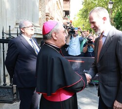 Su Majestad el Rey recibe el saludo del arzobispo de Granada, José María Gil Tamayo