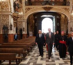 Su Majestad el Rey junto a las autoridades en la Basílica de la Virgen de las Angustias