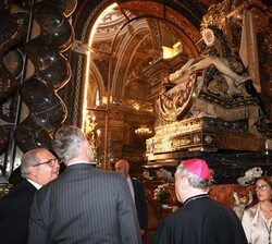 Su Majestad el Rey contempla la imagen de la Virgen de las Angustias
