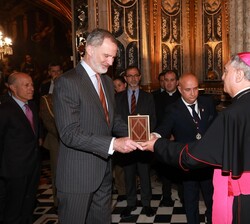 Su Majestad el Rey recibe la medalla de la Virgen de las Angustias