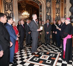 Su Majestad el Rey tras recibir la medalla de la Virgen de las Angustias