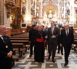 Don Felipe junto a las autoridades se dirigen a la salida de la Basílica de la Virgen de las Angustias