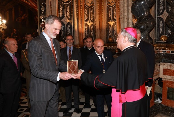 Su Majestad el Rey recibe la medalla de la Virgen de las Angustias