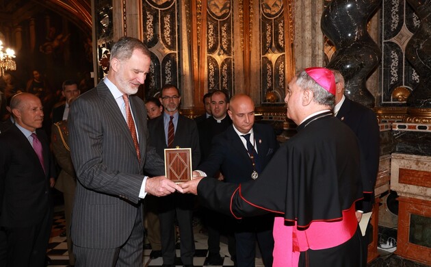 Su Majestad el Rey recibe la medalla de la Virgen de las Angustias