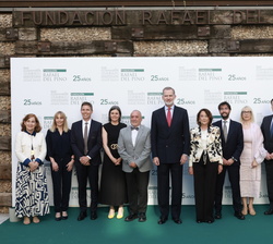 Fotografía de grupo de Su Majestad el Rey con los miembros del Consejo Asesor y del Comité de la Fundación Rafael del Pino