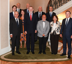 Fotografía de grupo de Su Majestad el Rey con los miembros del Patronato de la Fundación Rafael del Pino