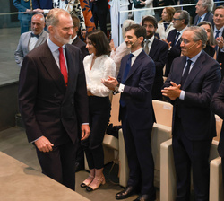Su Majestad el Rey recibe una calurosa bienvenida a su llegada al auditorio de la Fundación Rafael del Pino