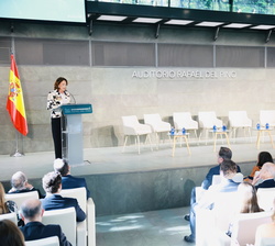 Su Majestad el Rey en la primera fila de asientos durante la intervención de la presidenta de la Fundación Rafael del Pino, María del Pino y Calvo-Sot