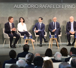Su Majestad el Rey en la primera fila de asientos durante la celebración de la mesa redonda “Trayectorias vitales y lo que significó la beca de 