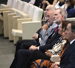 Su Majestad el Rey en la primera fila de asientos durante la celebración de la mesa redonda “Trayectorias vitales y lo que significó la beca de 