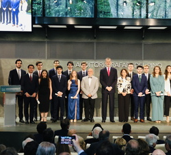 Fotografía de grupo de Su Majestad el Rey con los becados