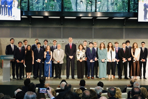 Fotografía de grupo de Su Majestad el Rey con los becados