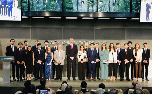 Fotografía de grupo de Su Majestad el Rey con los becados