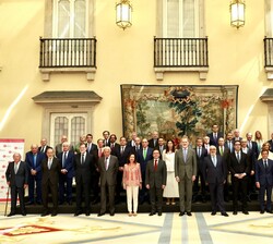 Su Majestad el Rey junto a los asistentes a la reunión del Patronato del Real Instituto Elcano