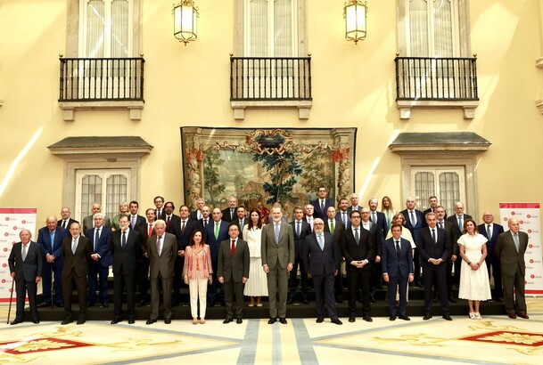 Su Majestad el Rey junto a los asistentes a la reunión del Patronato del Real Instituto Elcano