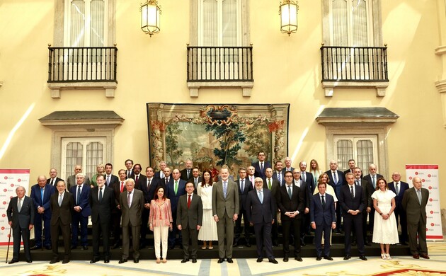 Su Majestad el Rey junto a los asistentes a la reunión del Patronato del Real Instituto Elcano