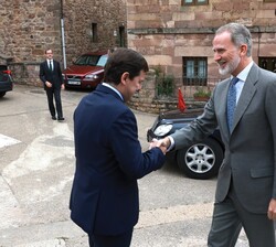 Su Majestad el Rey recibido a su llegada por el presidente de la Junta de Castilla y León, Alfonso Fernández Mañueco