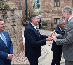 Su Majestad el Rey recibe el bastón de mando del ayuntamiento de manos del alcalde de Brañosera, Jesús María Mediavilla