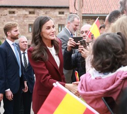 Sus Majestades los Reyes saludan a la gente congregada a su llegada a Brañosera