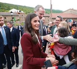 Sus Majestades los Reyes saludan a la gente congregada a su llegada a Brañosera