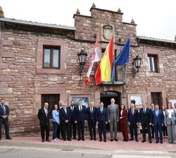 Sus Majestades los Reyes acompañados por las autoridades asistentes delante del ayuntamiento de Brañosera
