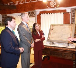 Sus Majestades los Reyes observan “El Fuero de Brañosera”, durante su visita al ayuntamiento de Brañosera