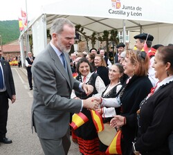 Su Majestad el Rey saluda a la gente congregada a su salida del ayuntamiento de Brañosera