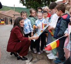 Su Majestad la Reina saluda a un grupo de niños a su salida del ayuntamiento de Brañosera
