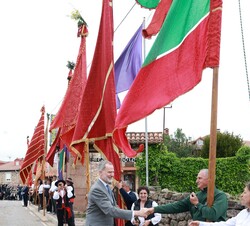 Su Majestad el Rey saluda a la gente congregada durante su visita a Brañosera