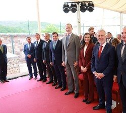 Sus Majestades los Reyes acompañados por las autoridades, momentos antes de comenzar el acto institucional