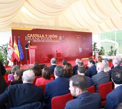 Sus Majestades los Reyes durante el acto institucional