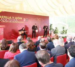 Sus Majestades los Reyes durante la interpretación el Himno “Brañosera cuna del municipalismo”