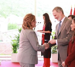 Su Majestad el Rey entrega la distinción de reconocimiento al municipalismo a la presidenta de la Federación Regional de Municipios y Provincias de Ca