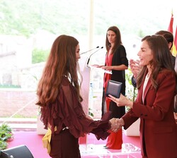Su Majestad la Reina entrega la distinción de reconocimiento al municipalismo a la alcaldesa joven de la provincia de Palencia