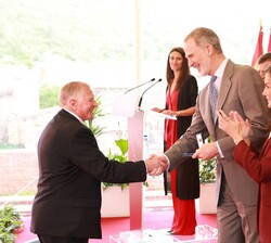 Su Majestad el Rey entrega la distinción de reconocimiento al municipalismo al alcalde veterano de la provincia de Palencia