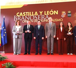Sus Majestades los Reyes acompañados por las autoridades y los galardonados con las distinciones de reconocimiento al municipalismo