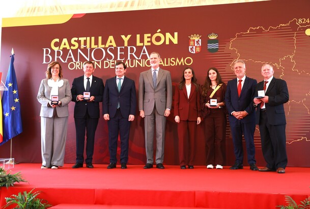 Sus Majestades los Reyes acompañados por las autoridades y los galardonados con las distinciones de reconocimiento al municipalismo