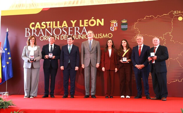 Sus Majestades los Reyes acompañados por las autoridades y los galardonados con las distinciones de reconocimiento al municipalismo