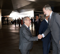 Su Majestad el Rey recibe el saludo del vicepresidente de la Fundación "La Caixa", Javier Godó
