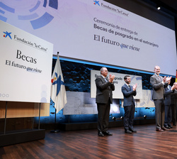 Su Majestad el Rey entrega las becas de posgrado en el extranjero de la Fundación "La Caixa"