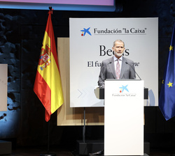 Don Felipe dirige unas palabras a los becarios y asistentes